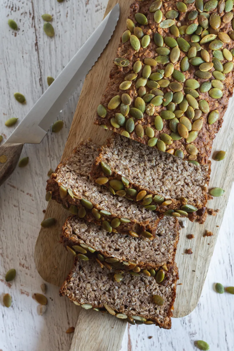 Een gesneden brood met pompoenpitten