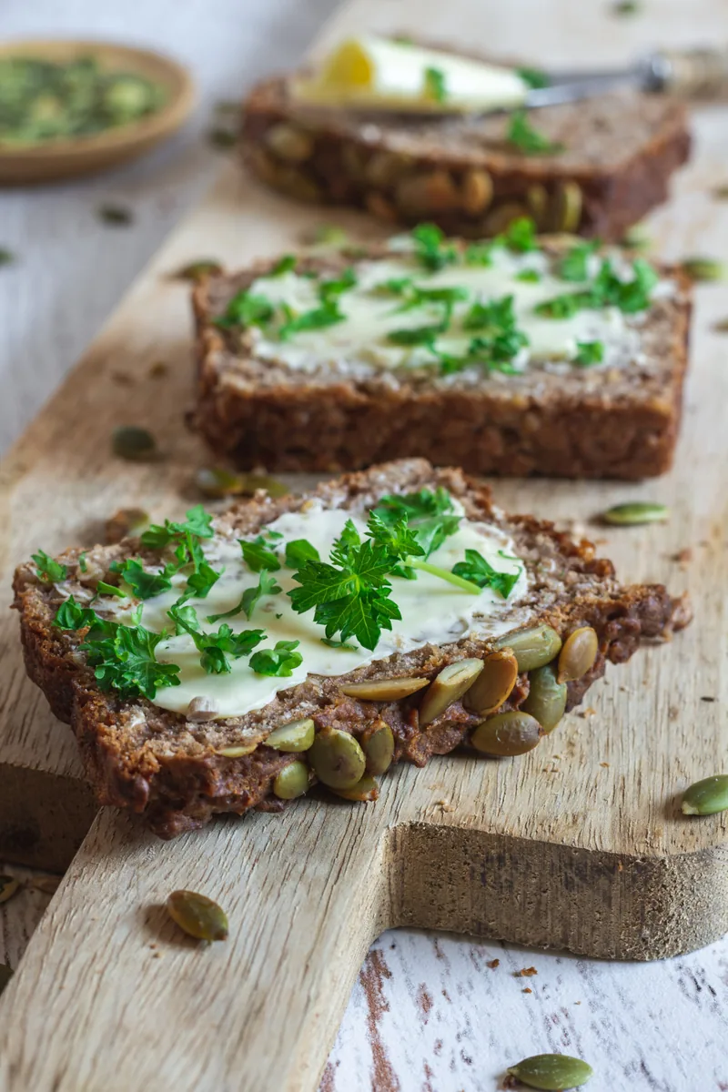 Sneden donker brood met kruidenkaas en bieslook