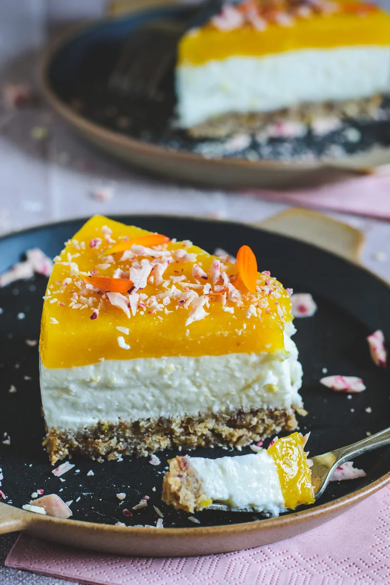 Een punt taart met een oranje geleilaag