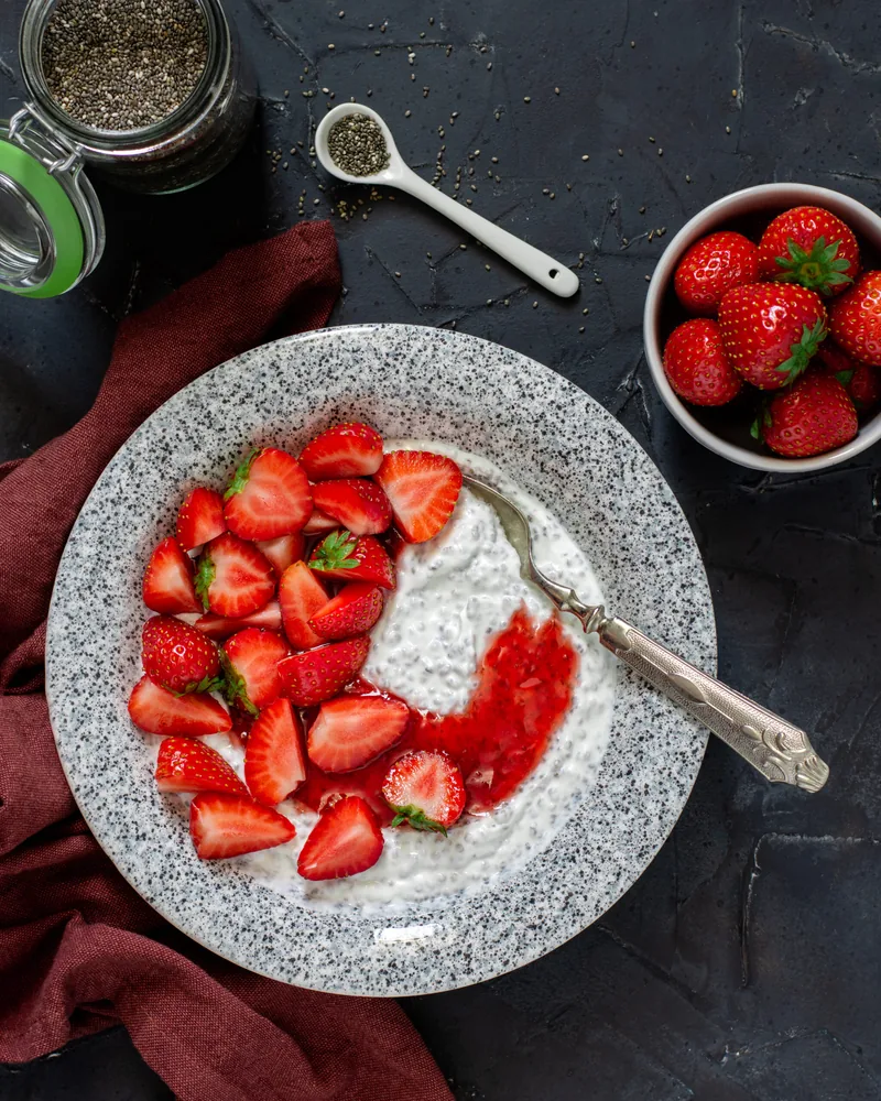 Een bord chiapudding met aardbeien