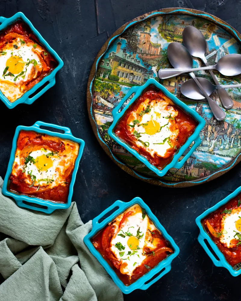 Eieren in tomatensaus in blauwe ovenschaaltjes