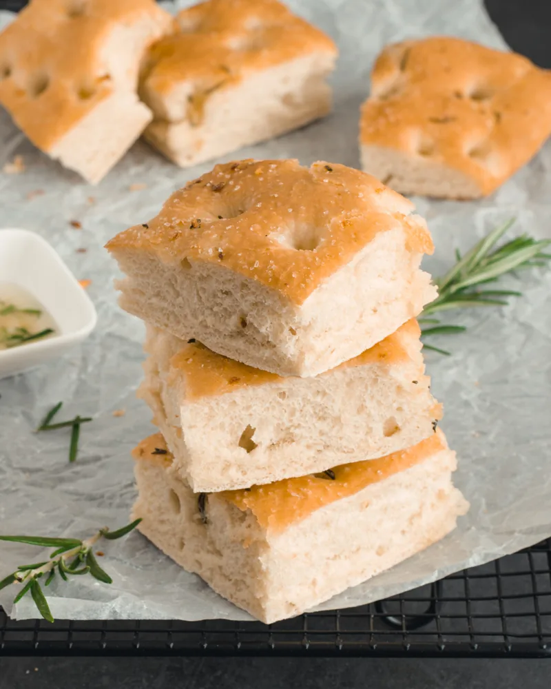 Gestapelde stukken focaccia met rozemarijn