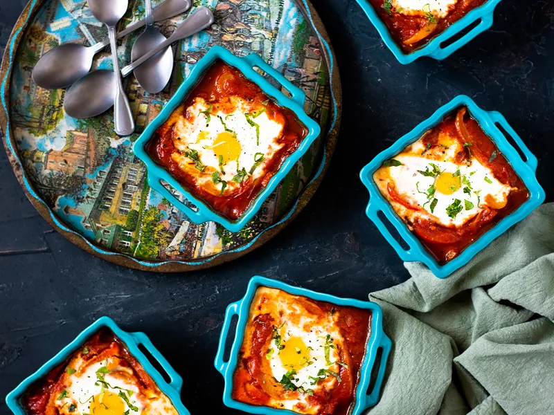 Eieren in tomatensaus in blauwe ovenschaaltjes